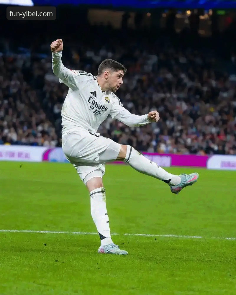 欧冠焦点战最新动态：巴尔韦德戴帽，皇马主场三球完胜曼城